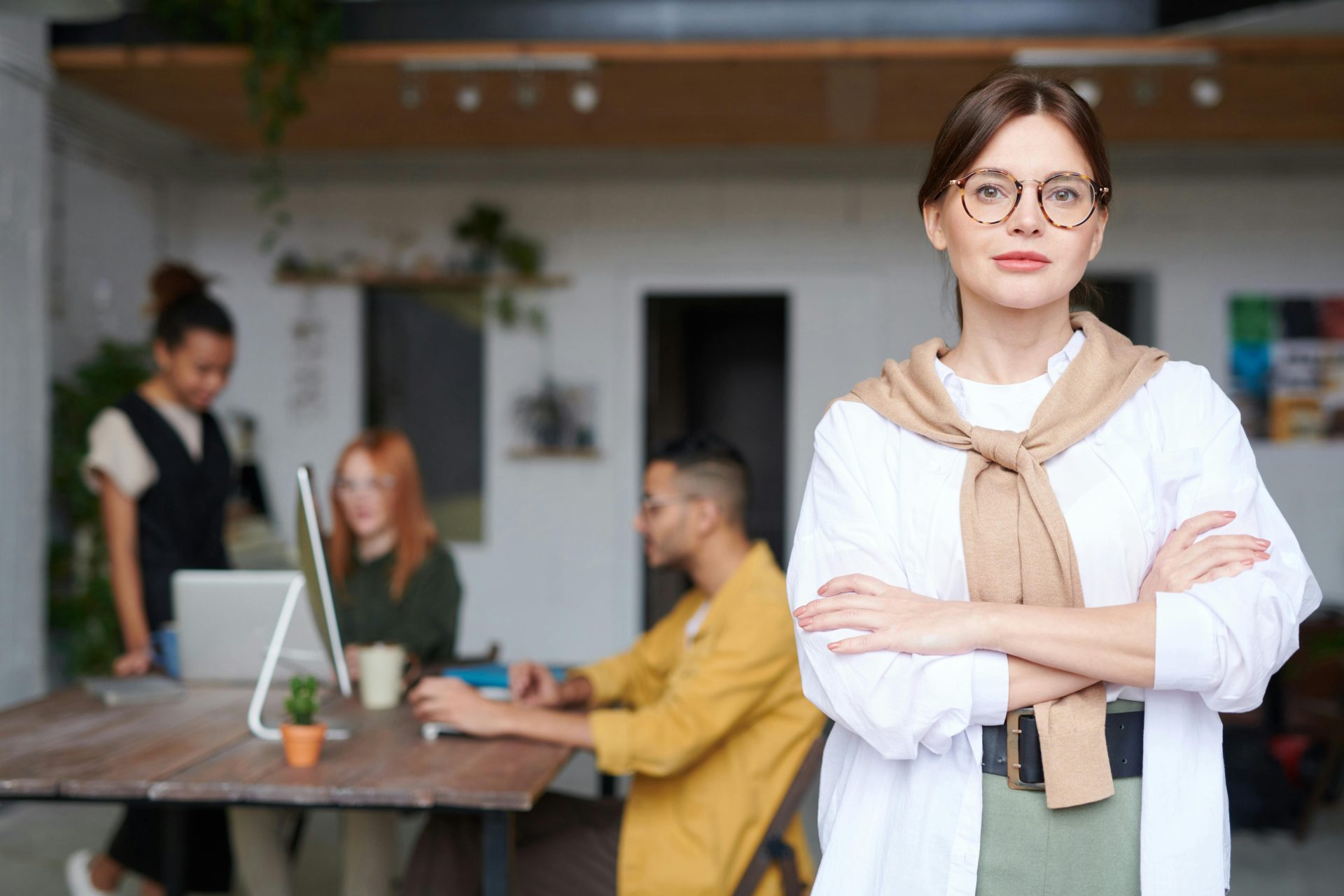 Selbstbewusste Geschäftsfrau in einem modernen Büro, die Erfolg und Führungsqualitäten verkörpert.